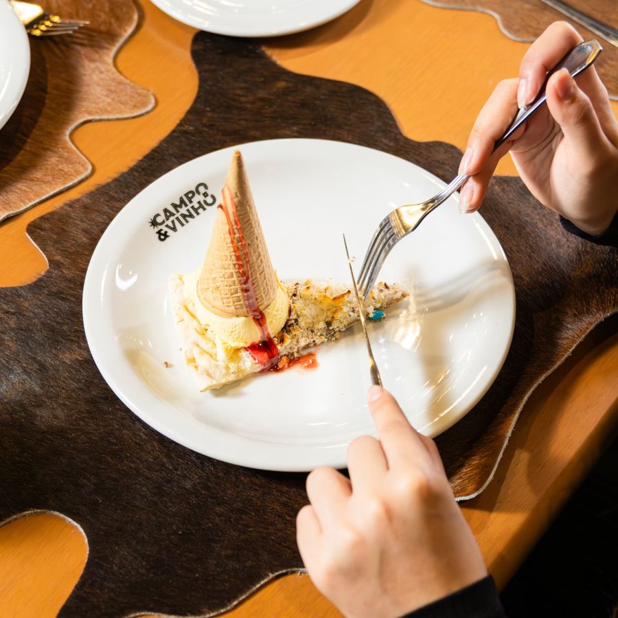 Fatia de pizza doce com sorvete e casquinha no prato do Campo & Vinho